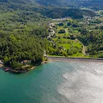 Kuca Pokraj Lokvarskog Jezera