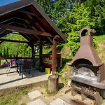 Kuca Pokraj Lokvarskog Jezera