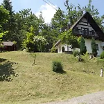 Kuca Pokraj Lokvarskog Jezera *
