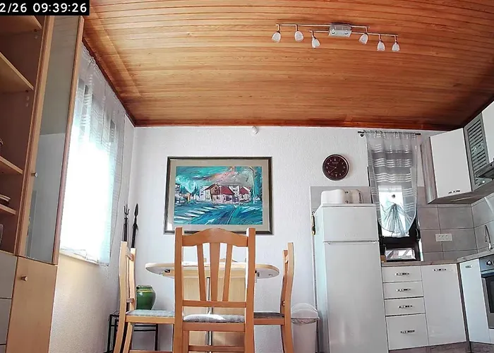 Kuca Pokraj Lokvarskog Jezera
