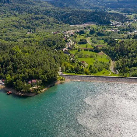 Kuca Na Osami Pokraj Jezera