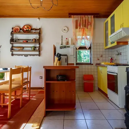 Kuca Na Osami Pokraj Jezera Delnice