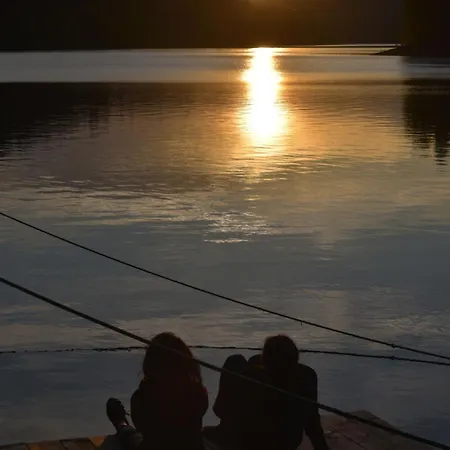 Kuca Na Osami Pokraj Jezera 델니체