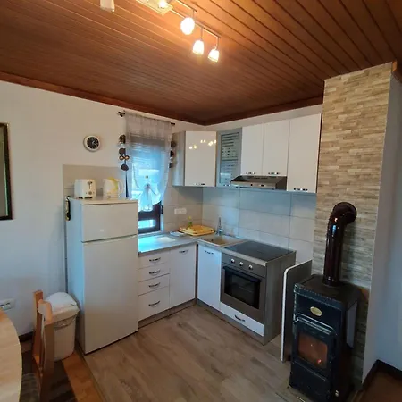 Kuca Na Osami Pokraj Jezera 델니체