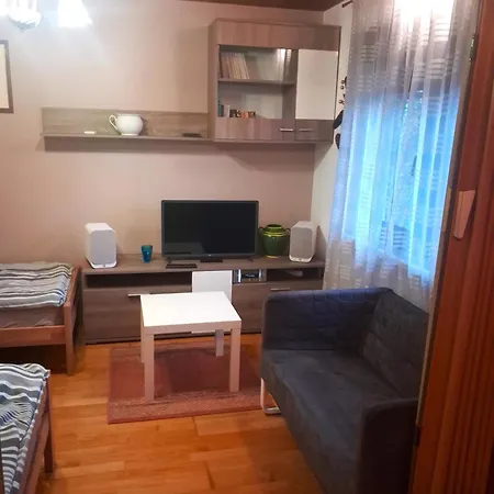 Kuca Na Osami Pokraj Jezera * 델니체