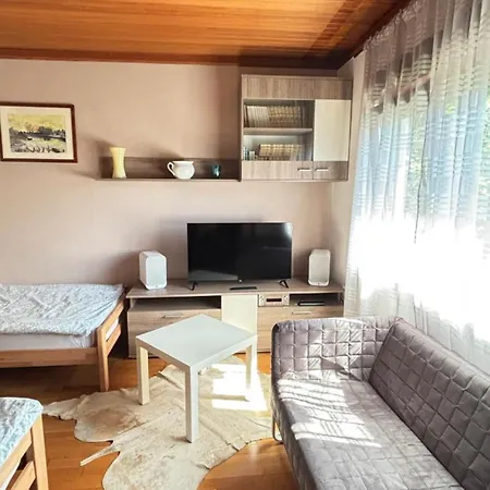 Sumska Idila Pokraj Jezera