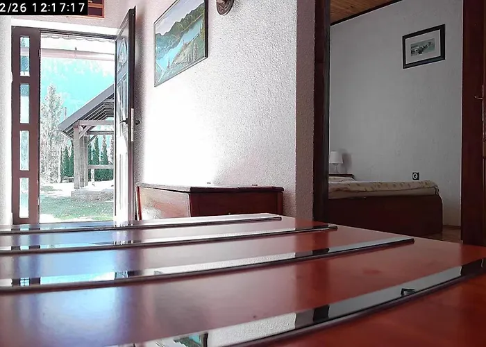 Kuca Pokraj Lokvarskog Jezera Hébergement de vacances