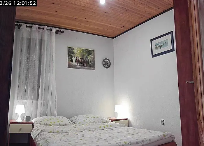 Kuca Pokraj Lokvarskog Jezera * Delnice