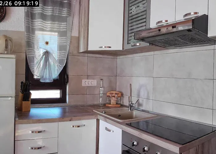 Kuca Pokraj Lokvarskog Jezera Hébergement de vacances Delnice