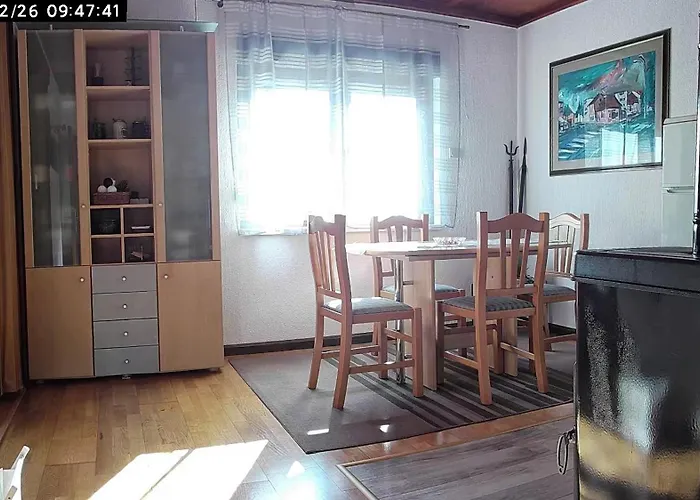 Kuca Pokraj Lokvarskog Jezera